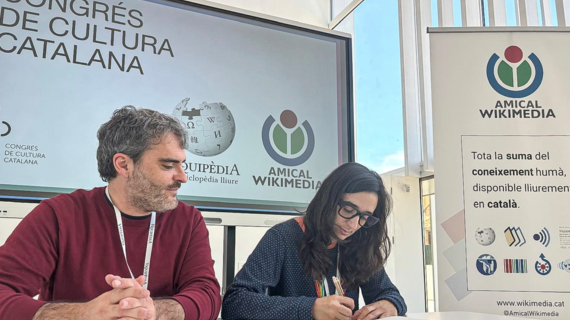 Moment de la signatura del conveni entre el CCC i la Viquipèdia